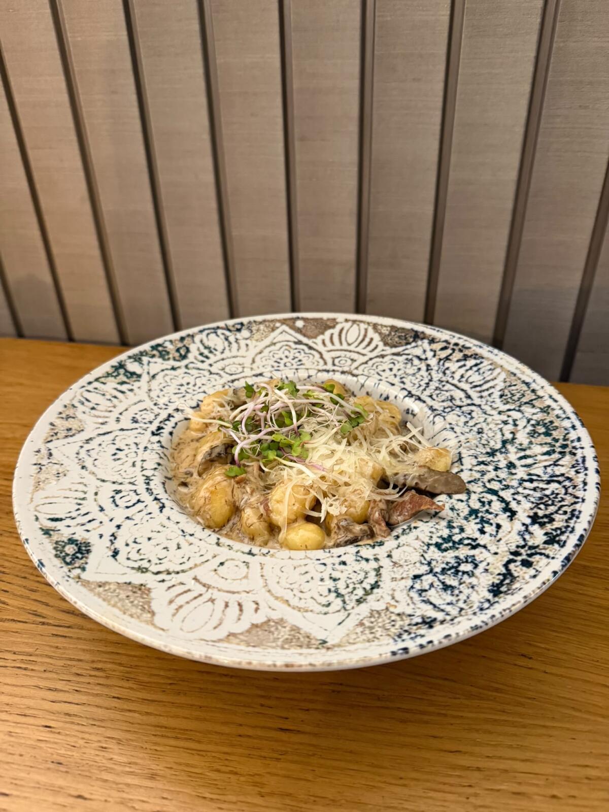 Gnocchi con carne di maiale e funghi