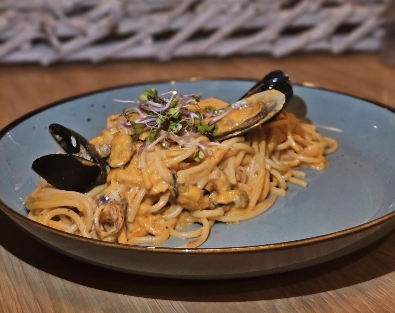 Spaghetti frutti di mare e crema di pomodoro