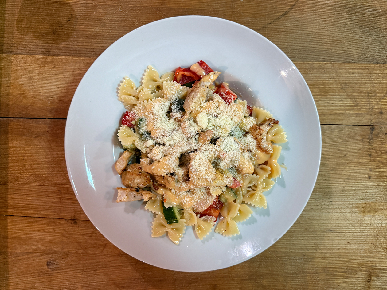 Cestovinový šalát s kuracím mäsom a dressingom