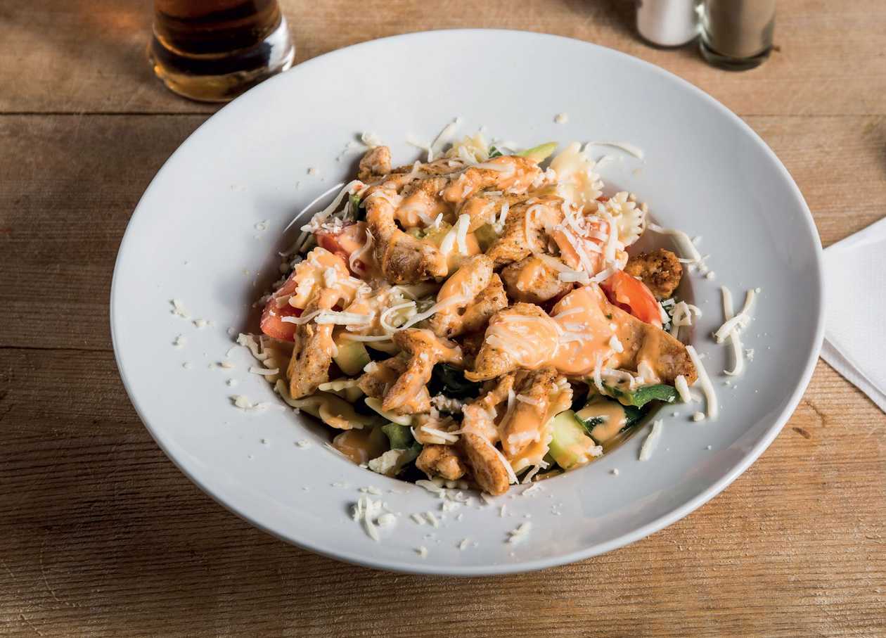 Zeleninový šalát s kuracím mäsom a dressingom