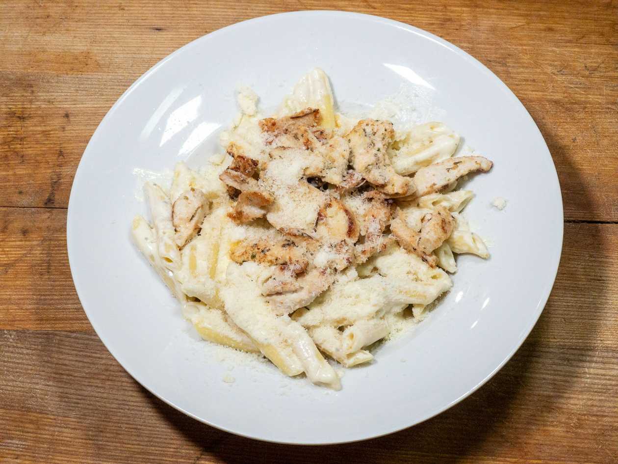 Cestoviny s kuracím mäsom a syrovou omáčkou