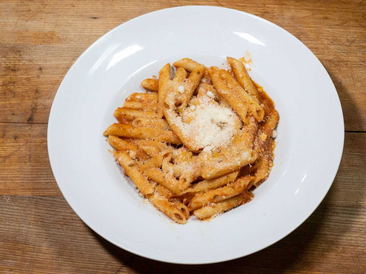 Cestoviny s paradajkovou omáčkou a syrom